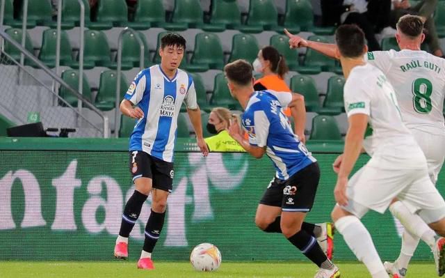 德国媒体sport1的消息，阿方索-戴维斯本人倾向于离开拜仁加盟皇马，除了体育竞技方面的因素还因为球员在拜仁薪水很低没有达到他的预期。